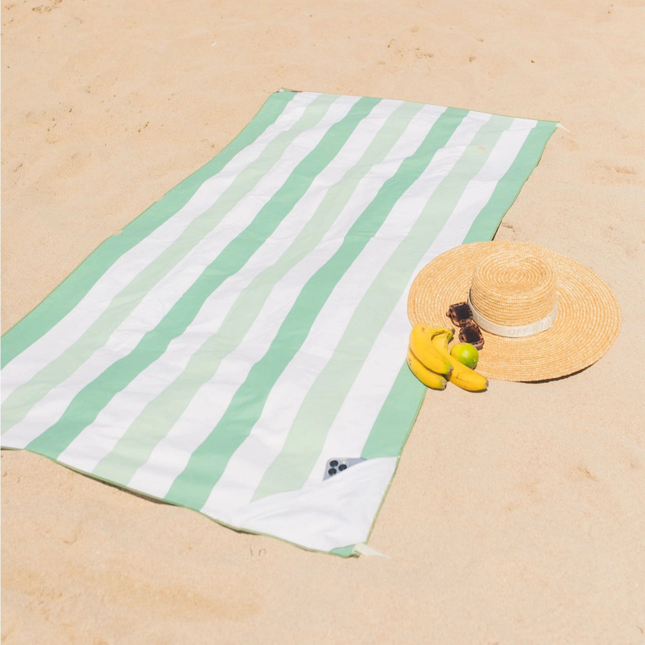 Striped Microfiber Beach Towel – Fast Drying with Zip Pocket